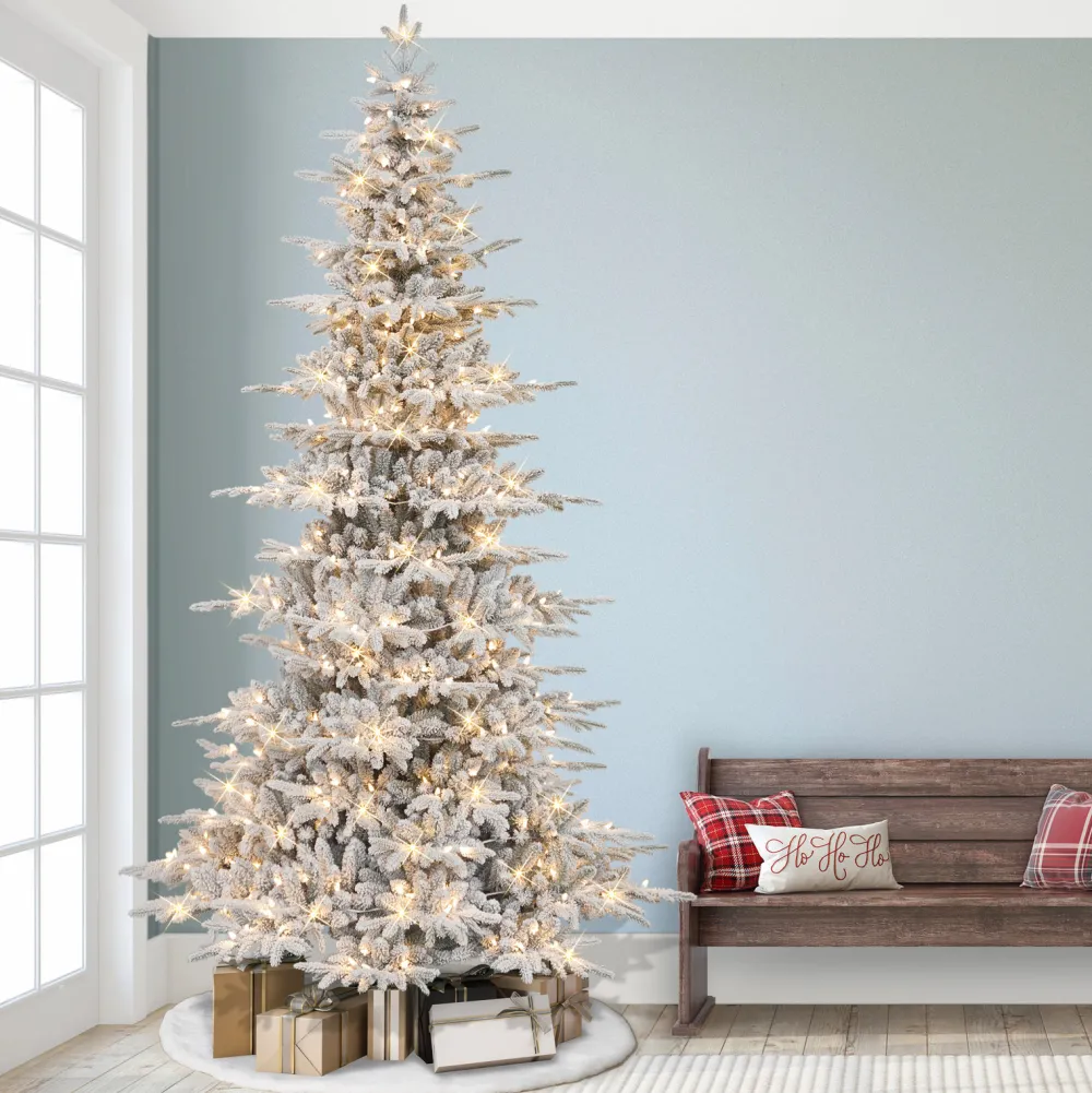 Pre-Lit Christmas Trees*The Holiday Aisle Gervon 9' H Slender Green Realistic Artificial Fir Christmas Tree With 550 Lights